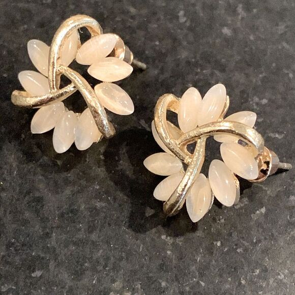 Elegant Flower Stud Earrings, Gold Tone & Faux Opal Unisex Floral, Great Gift! - Picture 4 of 10